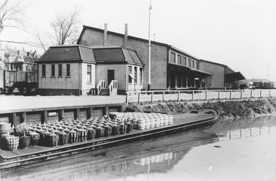 166322 Gezicht op de goederenloods van Van Gend & Loos / N.S. (aankomstloods uit 1905) aan de Cruquiuskade te Amsterdam.